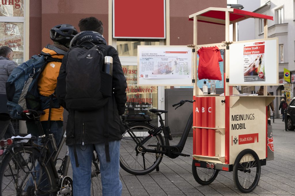 Das Meinungsmobil macht als mobiles Stadtlabor die Straßen Kölns unsicher.